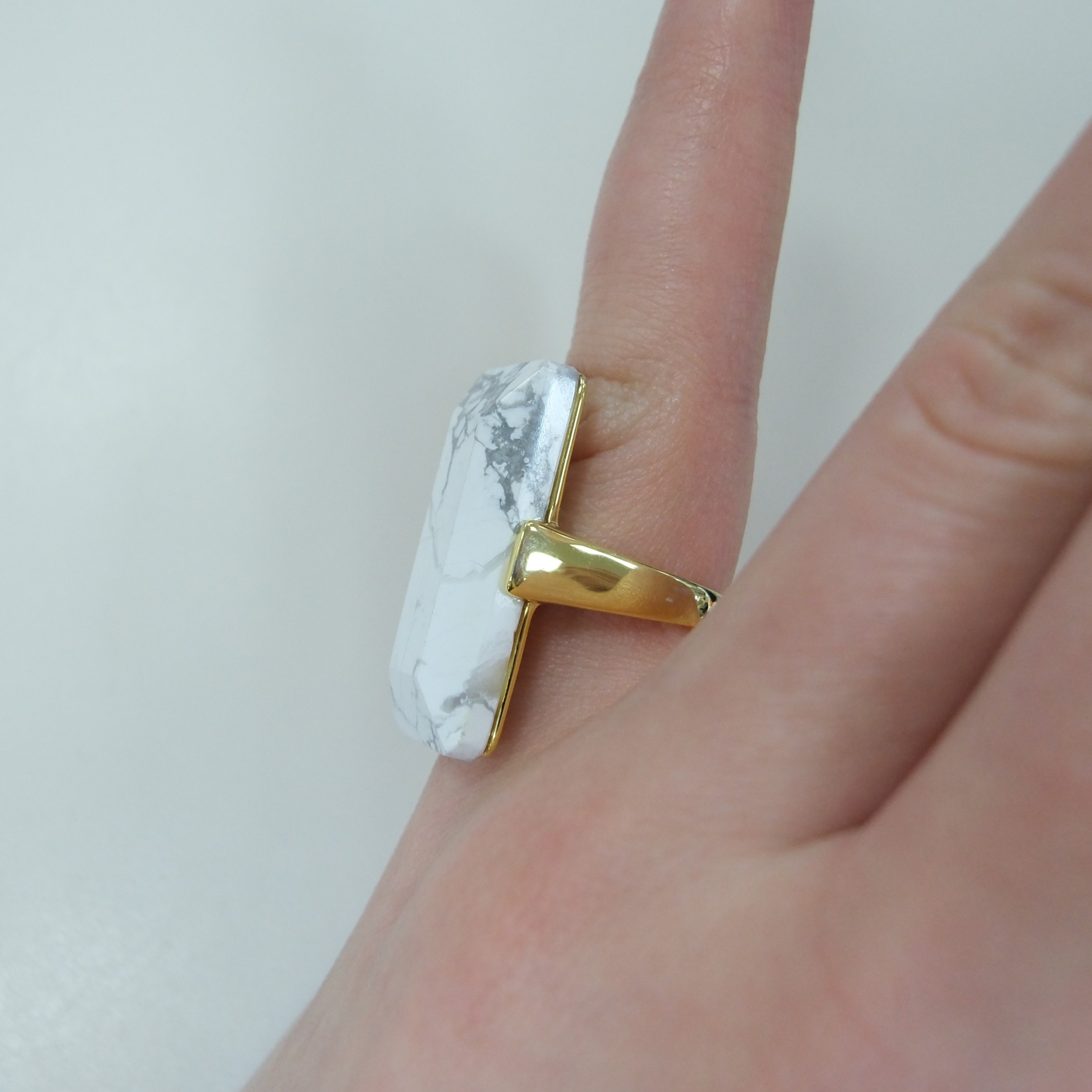 Серебряное кольцо с говлитом